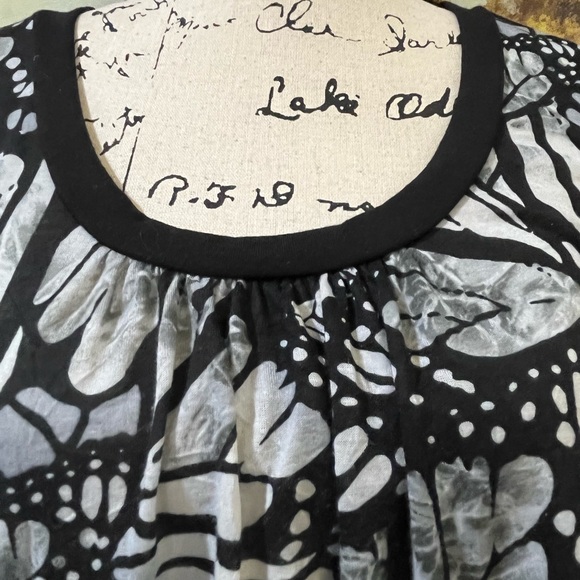 EUC CATO Print Tunic with black banded sleeves, hem and neckline - Picture 4 of 10